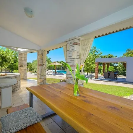 Βίλα Amalka By Istrialux Bibici